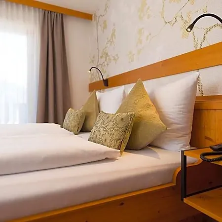 Vierjahreszeiten Hotel 4*